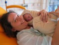 /album/fotogalerie/a09-odpocinek-na-porodnim-sale-mala-jpg/